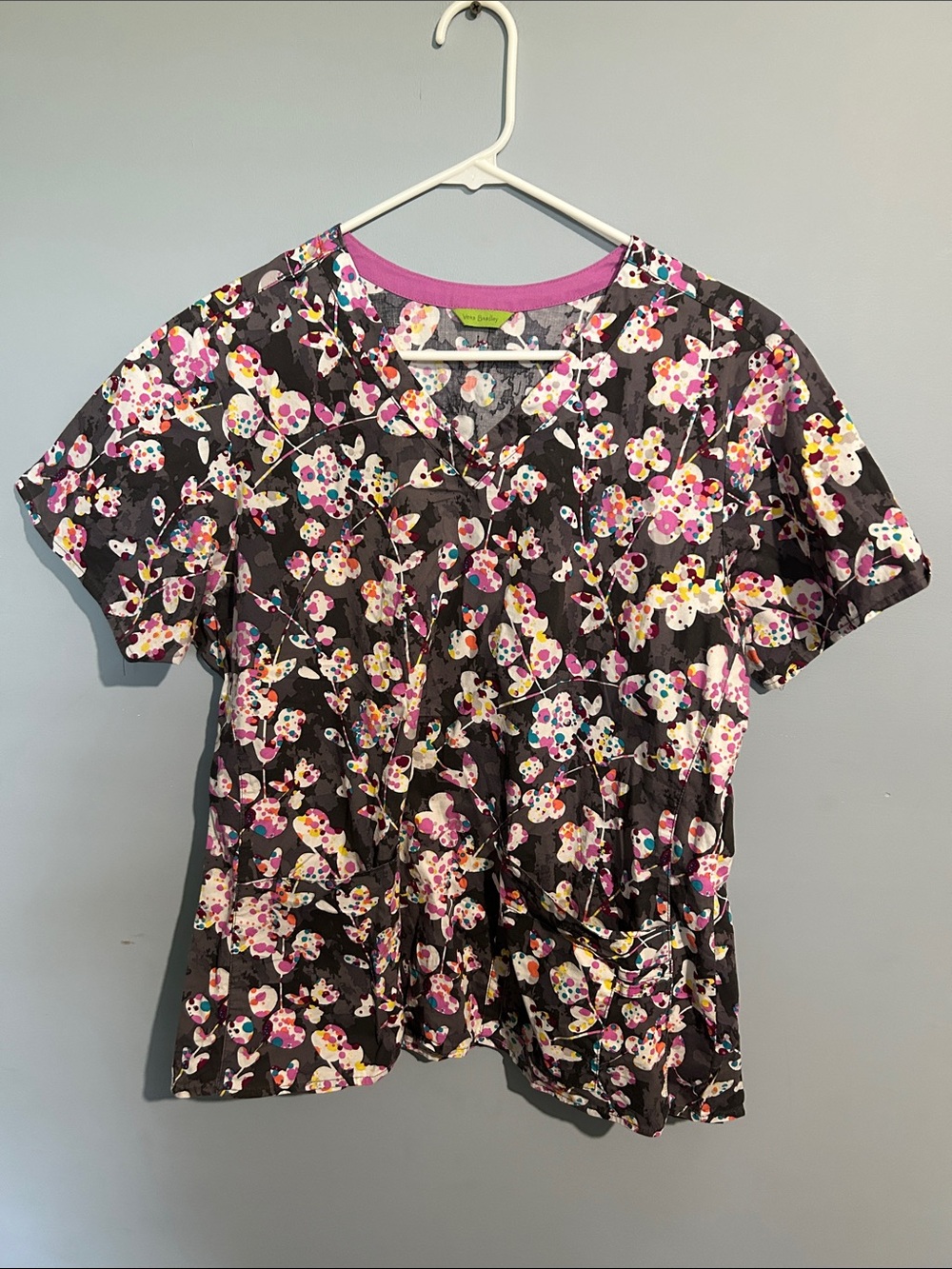 💐 10 for $50 Vera Bradley Black Floral V-Neck Scrub Top with Pink Accents